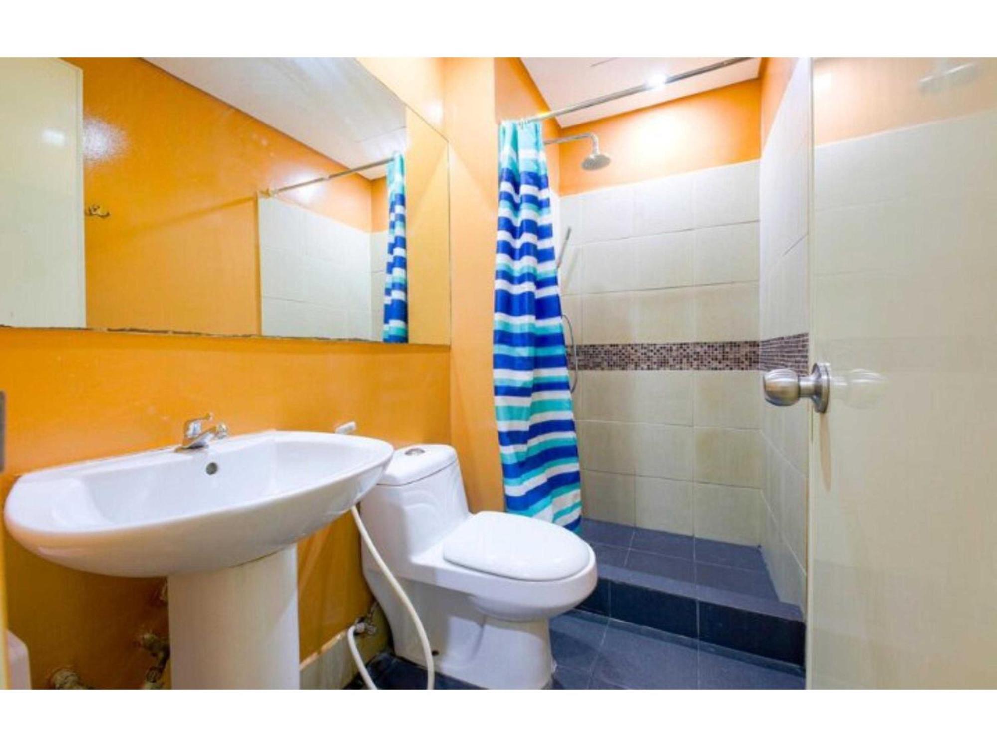 Oyo 769 Poblacion Suites Polaris Makati City Kültér fotó