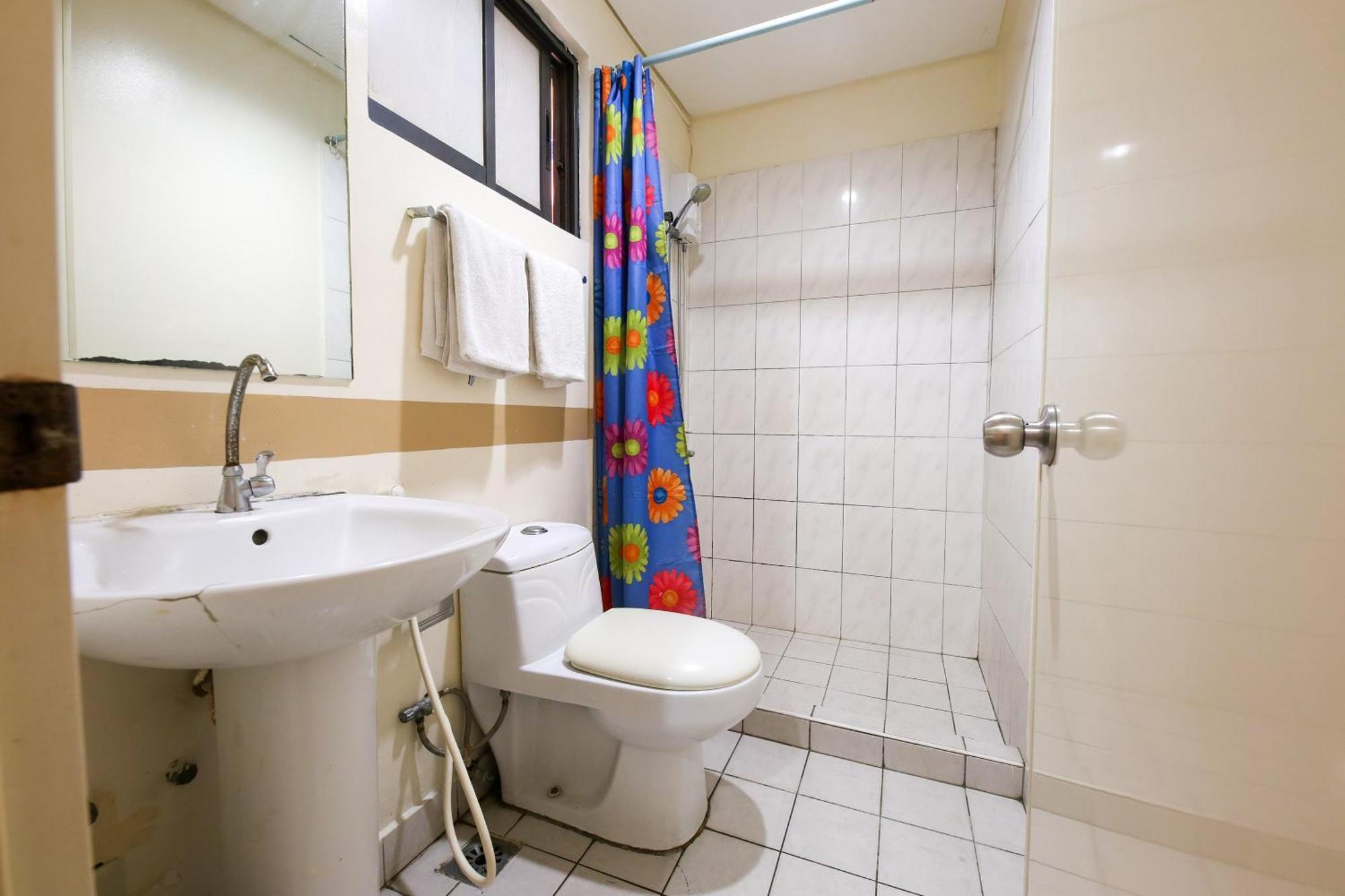 Oyo 769 Poblacion Suites Polaris Makati City Kültér fotó